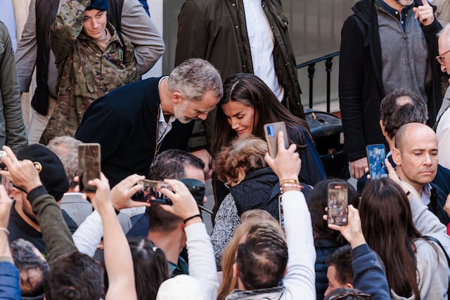Felipe VI y la reina Letizia saludan a ciudadanos durante su visita a Ceuta
