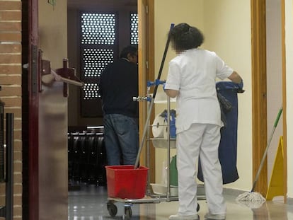 Una limpiadora, en la Facultad de Biolog&iacute;a de la Universidad de Sevilla.