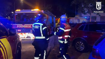 Los bomberos, en el incendio de una vivienda en avenida del Ferrol de Madrid.