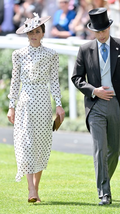 Alessandra Rich está detrás de este vestido de lunares que llevó en Ascot 2022. Para completar un look eligió un sombrero de Sally-Ann Provan.