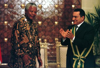 El presidente egipcio Hosni Mubarak aplaude al presidente de Sudáfrica Nelson Mandela, después de ser homenajeado con la más alta condecoración de Egipto, en octubre de 1997.