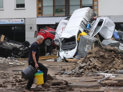 Un hombre este viernes entre escombros y vehículos arrastrados por el agua en Bad Neuenahr-Ahrweiler