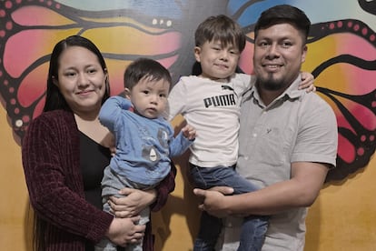 A la izquierda, el hijo de Griselda Orozco, acompañado de su esposa e hijos.