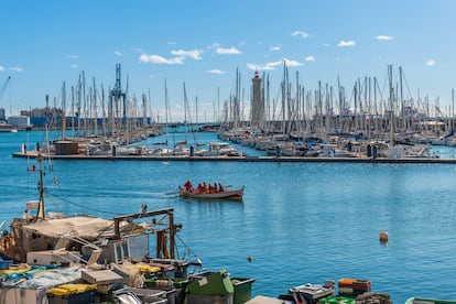 Un góndola en el puerto de la ciudad de Sète.