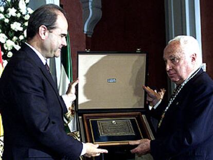 Manuel Chaves entregó la distinción de hijo predilecto de Andalucía a Manuel Jiménez de Parga.