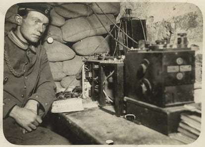 Un soldado alemán de comunicaciones en el fuerte de Vaux (Meuse) en 1916.