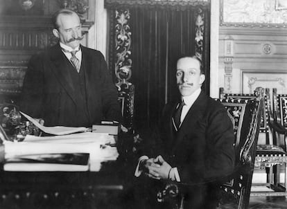 Romanones, presidente del Consejo de Ministros, despacha con el rey Alfonso XIII, en 1913.