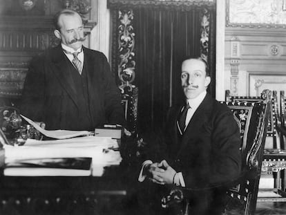 Romanones, presidente del Consejo de Ministros, despacha con el rey Alfonso XIII, en 1913.