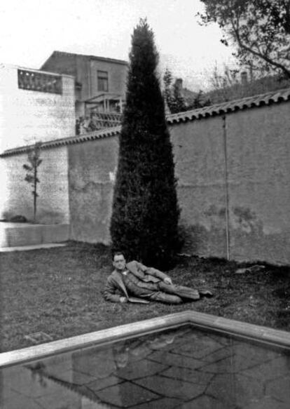 Lluís Plandiura, al jardí de casa seva.