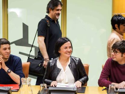 Los representantes de EH Bildu en la ponencia de Autogobierno pasan por detrás de los de Elkarrekin Podemos.