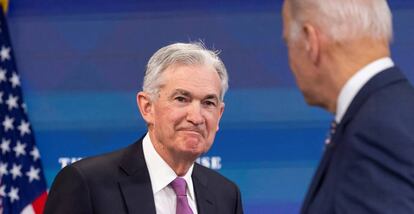 Jerome Powell, presidente de la Fed, junto al presidente de EE UU, Joe Biden.