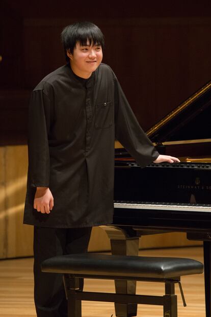 El pianista Mao Fujita sonríe al final de su recital en la Sala Mozart, el pasado lunes, 16 de septiembre, en una imagen cedida por el Auditorio de Zaragoza.