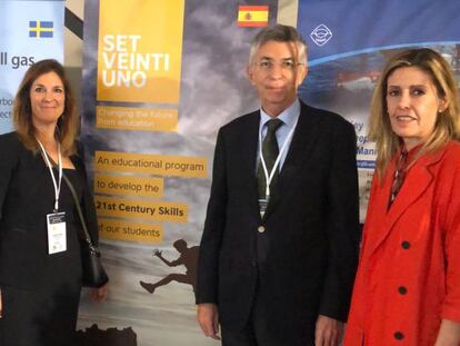 Manuela Lara, Marta Bonet y Cristina de la Haza, de Santillana, con el embajador Manuel Gómez Acebo. 