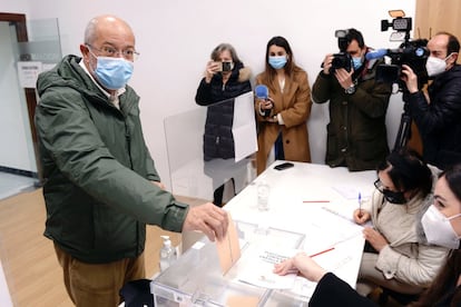 El candidato de Ciudadanos a la Junta de Castilla y León, Francisco Igea, vota en las elecciones autonómicas de Castilla y León, este domingo en Valladolid.