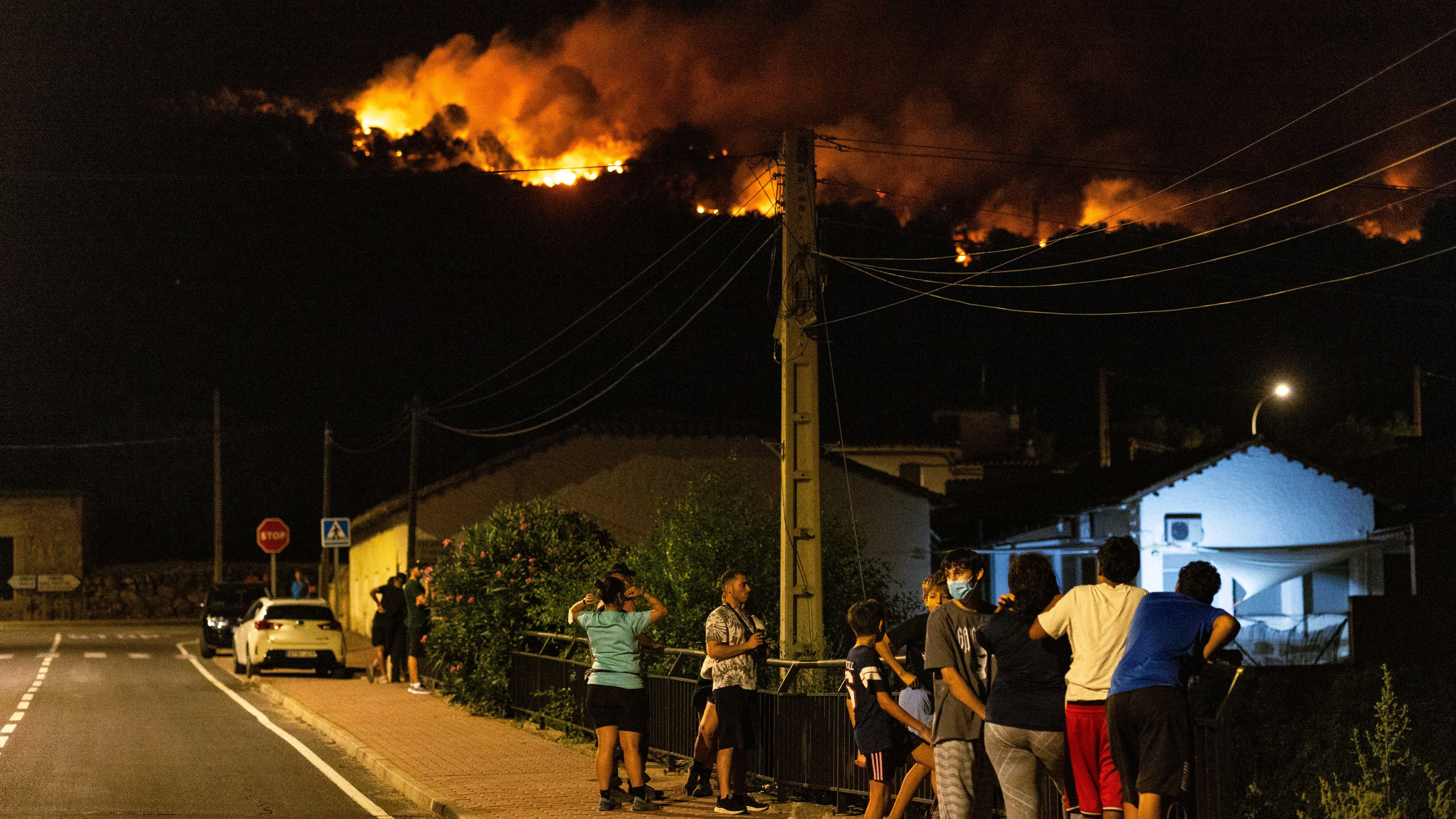 Noche roja en Cebreros, cercada por el fuego y con cientos de desalojados de un pueblo vecino