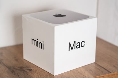 Apple Mac mini con chip M4 en su caja original.