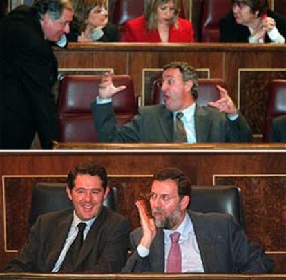 Mariano Rajoy, arriba a la derecha, gesticula junto al ministro de Justicia, José María Michavila; y abajo, Jesús Caldera, sentado con el diputado de Izquierda Unida Felipe Alcaraz durante el debate de ayer.