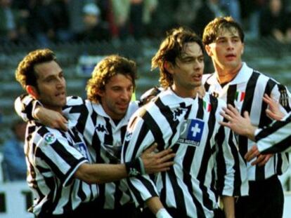 Inzaghi es felicitado por Di Livio y Del Piero, entre otros, en 1998.