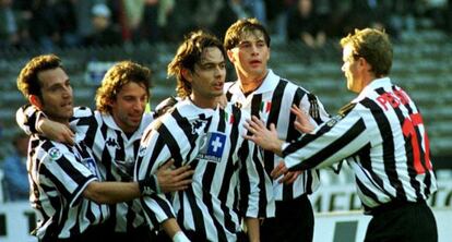 Inzaghi es felicitado por Di Livio y Del Piero, entre otros, en 1998.