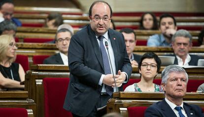 Miquel Iceta, en una intervención en el Parlament. A la derecha, la diputada Eva Granados.