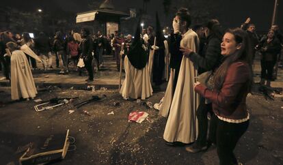 Nazarenos de La Esperanza de Triana visiblemente afectados tras la estampida durante la procesión de la 'Madrugá' de Sevilla, el 14 de abril de 2017, que dejó decenas de heridos. Ocho personas fueron detenidas por los hechos.