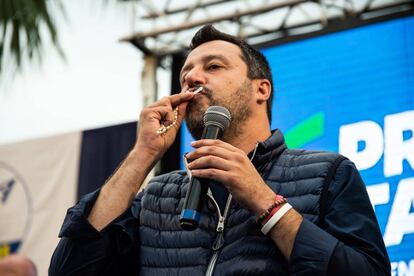 El ministro del Interior italiano, Matteo Salvini, besa un rosario, durante un mitin el pasado 31 de mayo.