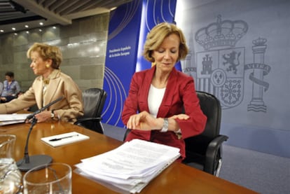 Las vicepresidentas primera y segunda, María Teresa Fernández de la Vega y Elena Salgado, en la rueda de prensa en La Moncloa del jueves tras el Consejo de Ministros.