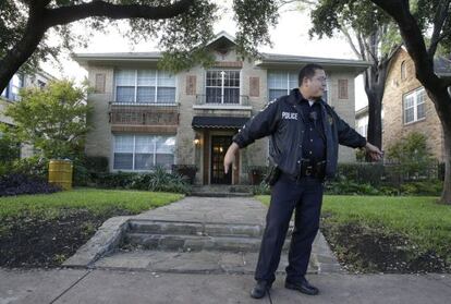 Un policia, davant de la casa de la treballadora sanitària infectada a Dallas.