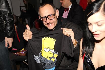 Terry Richardson posando con la camiseta-obsequio para los afortunados Front-Rowers en el desfile de Jeremy Scott.