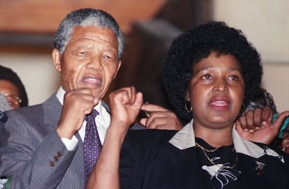 Mandela y su esposa Winnie, en 1990. 