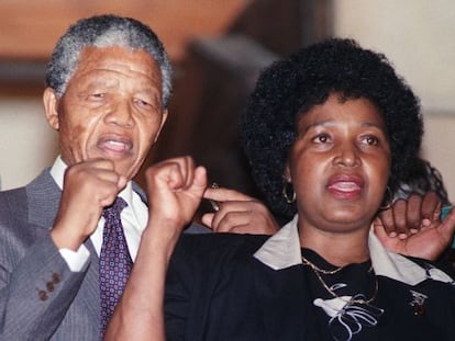 Mandela y su esposa Winnie, en 1990. 