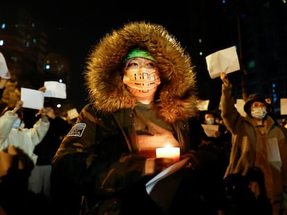 Una persona sujeta una vela durante la protesta de este domingo en Pekín.