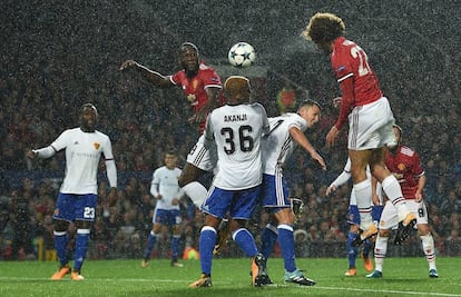 Primer gol del Manchester United al Basilea, obra de Fellaini.