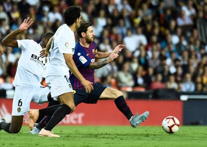 Dani Parejo intenta cortar la penetración de Lionel Messi