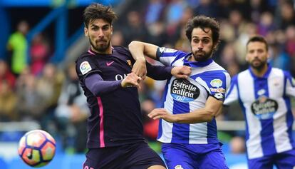 André Gomes, ante Arribas en la pasada derrota del Barcelona en Riazor.