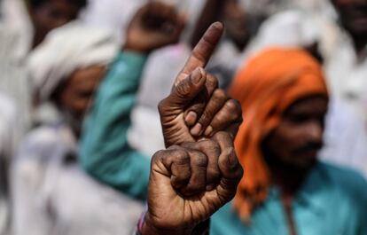 Un miembro de una comunidad tribal india alza las manos durante una protesta en Azad Maidan, Bombay (India).