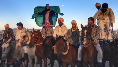 Zohra posa con otros jinetes participantes en el festival ecuestre Mata Mouseem de Marruecos.