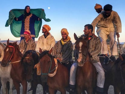 Zohra posa con otros jinetes participantes en el festival ecuestre Mata Mouseem de Marruecos.