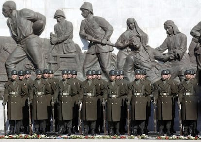Soldados ante un monumento conmemorativo de la campa&ntilde;a de Gal&iacute;poli, en el centenario de la batalla de &Ccedil;anakkale, el 18 de marzo. 