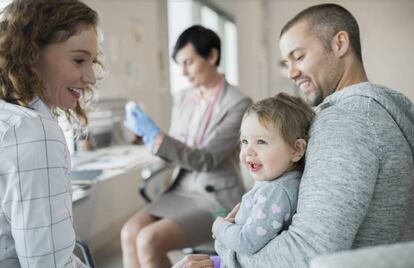 Una familia espera la vacunación.