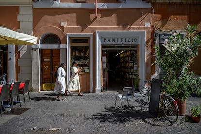 Dos monjas pasean por delante de la panadería de Angelo Arrigoni.