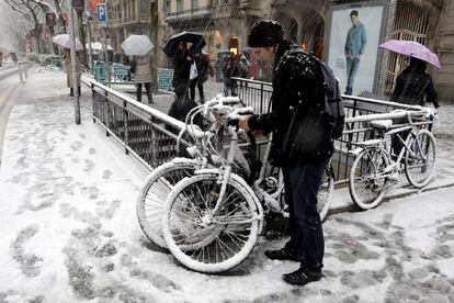 Muchos barceloneses no saben qué hacer con su bicicleta, ya que la nieve cubre las calles.