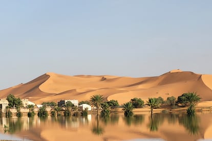 Um oásis se reflete em um lago formado por fortes chuvas no deserto de Merzouga em 2 de outubro.