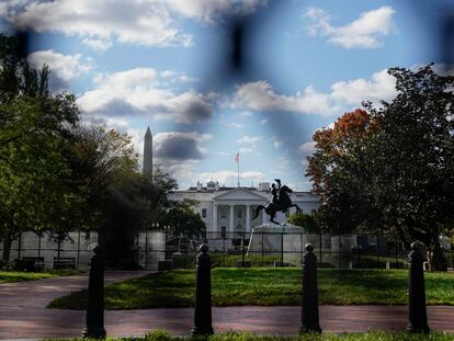 A Casa Branca vista através das cercas de segurança instaladas em Washington para proteger os edifícios oficiais, em 2 de novembro de 2020.