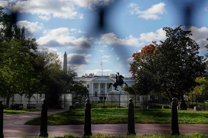 La Casa Blanca vista a través de las vallas de seguridad desplegadas en Washington para proteger los edificios oficiales, el 2 de noviembre de 2020.
