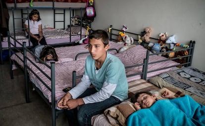 Niños en una de las habitaciones del campo de viviendas de emergencia construidas en Karlshorst, un suburbio de Berlín (Alemania).