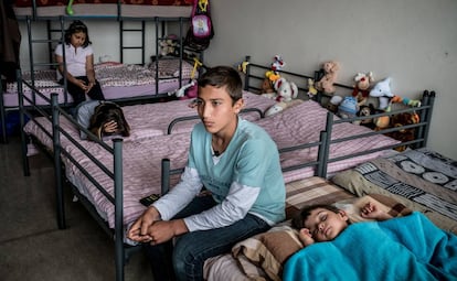 Ni&ntilde;os en una de las habitaciones del campo de viviendas de emergencia construidas en Karlshorst, un suburbio de Berl&iacute;n (Alemania). 