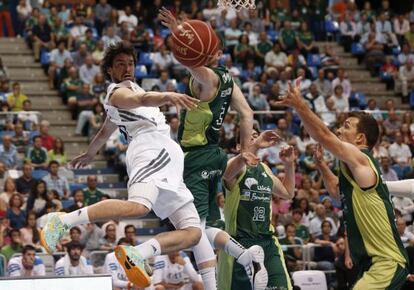 Llull lanza un pase ante Caner-Medley