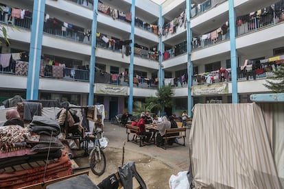 Vista general de un colegio de la ONU reconvertido en refugio para civiles en Jan Yunis. 
