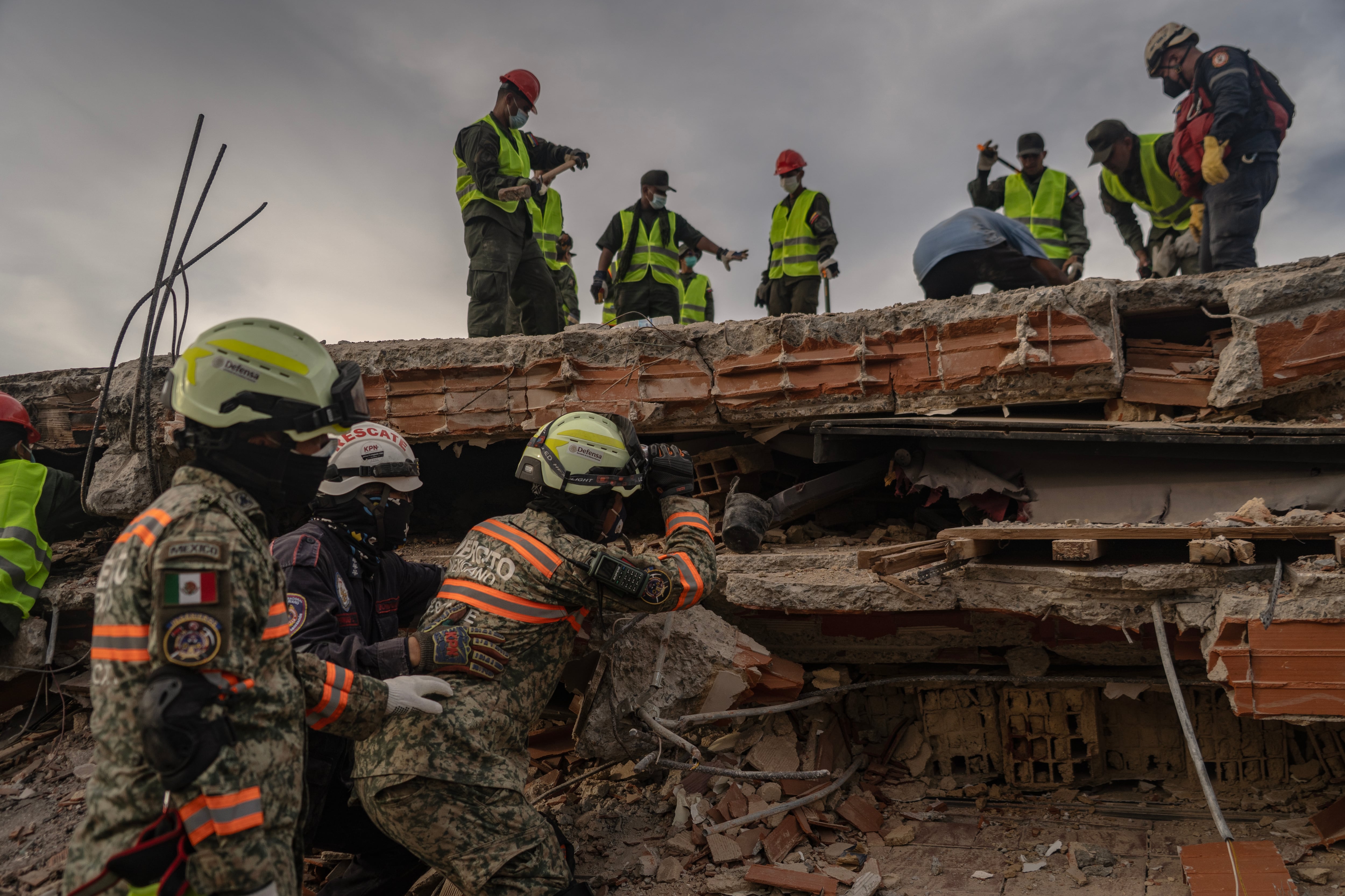 Ejército mexicano participan en labores de rescate y recuperación en La Guaira, el 28 de junio.